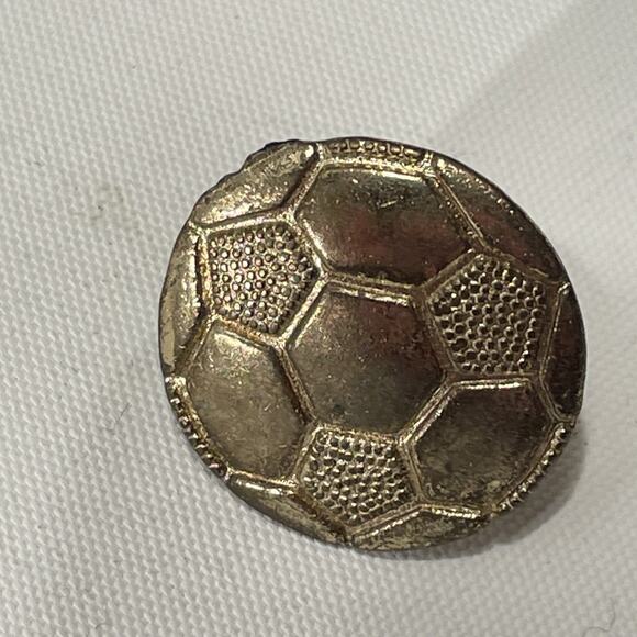 Soccer Ball Football Foot Ball Gold Toned Vintage Lapel Pin Single - Picture 3 of 3